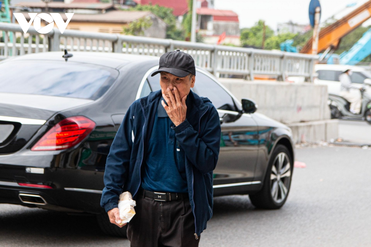 Hà Nội mùa cải tạo vỉa hè, người dân che mặt giữa mịt mù bụi công trình